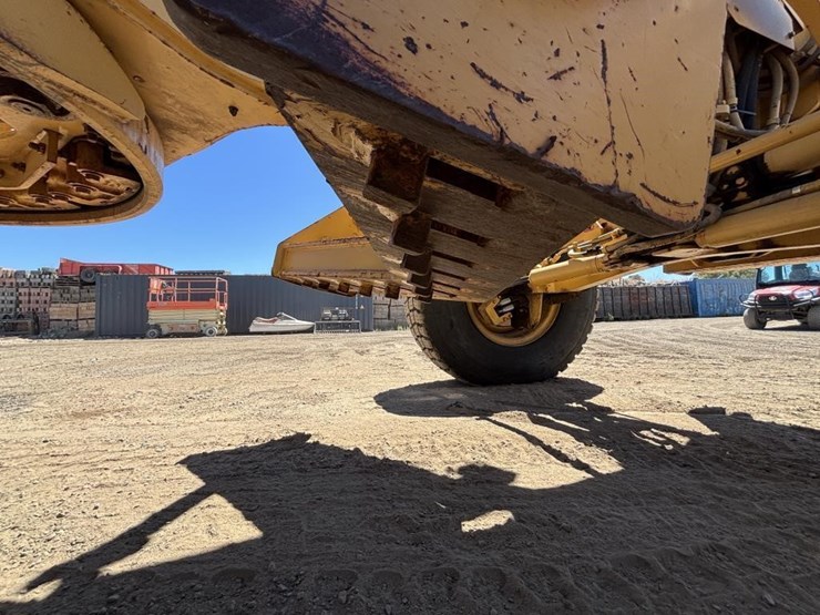 2005-caterpillar-143h-image-23