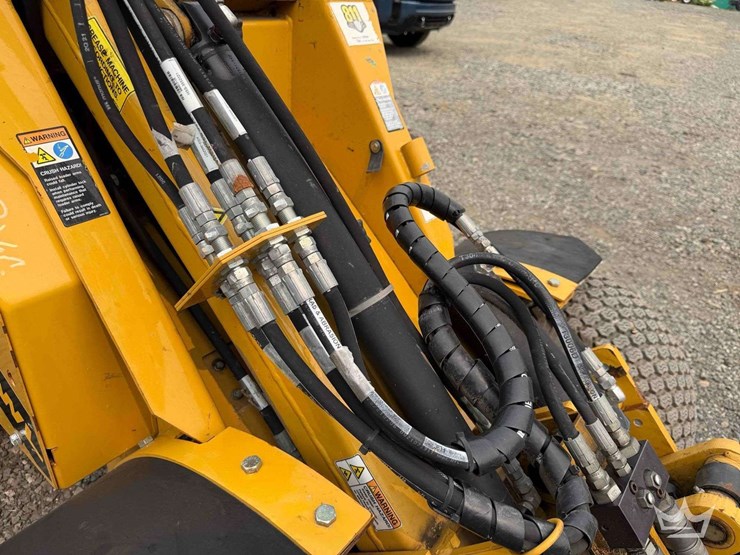 2022-rayco-1800wl-mini-articulated-wheel-loader-image-18