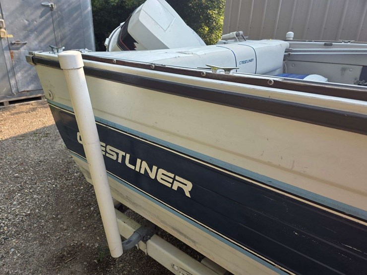 1990-crestliner-phantom-18’-boat-with-120hp-2-stroke-johnson-outboard-motor-and-15hp-johnson-kicker-image-15