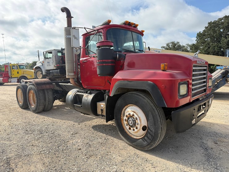 1993-mack-rd690s-image-4