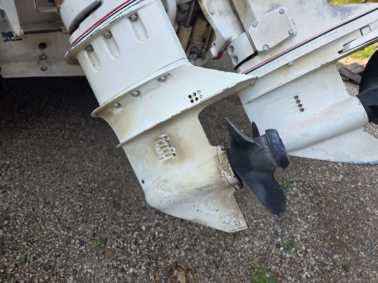 1990-crestliner-phantom-18’-boat-with-120hp-2-stroke-johnson-outboard-motor-and-15hp-johnson-kicker-image-23