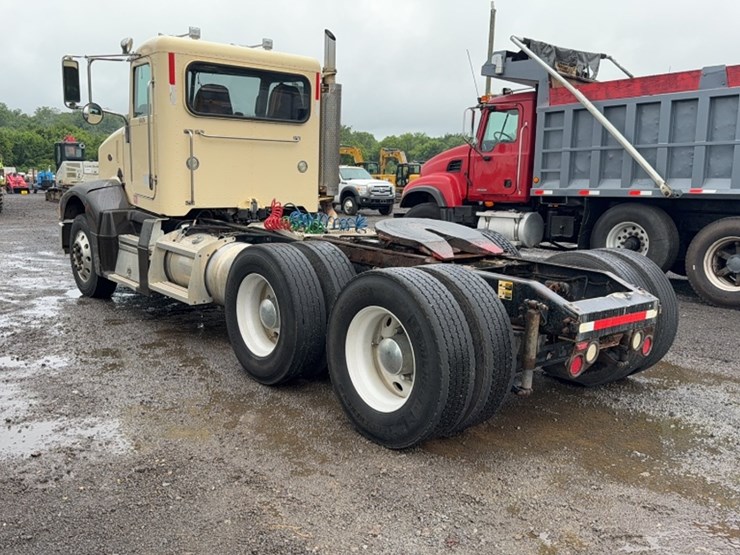 2006-peterbilt-385-image-8