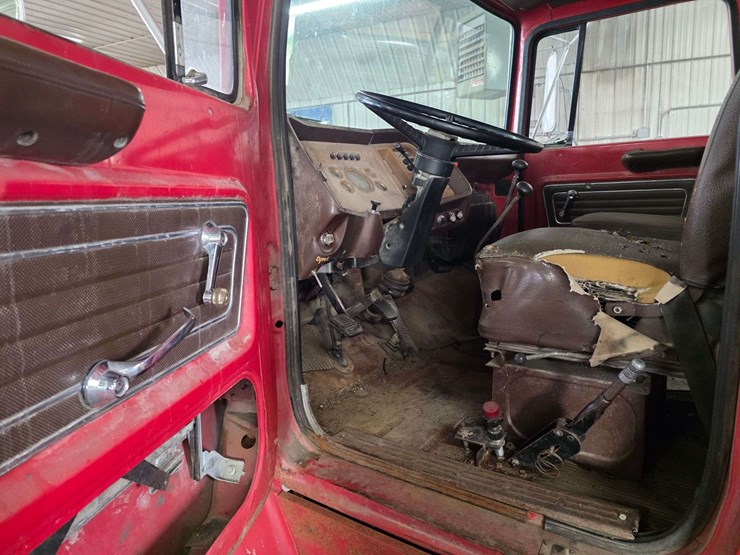 1974-ford-800-image-31