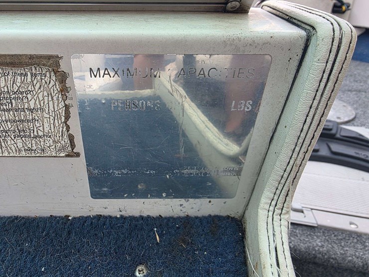 1990-crestliner-phantom-18’-boat-with-120hp-2-stroke-johnson-outboard-motor-and-15hp-johnson-kicker-image-42