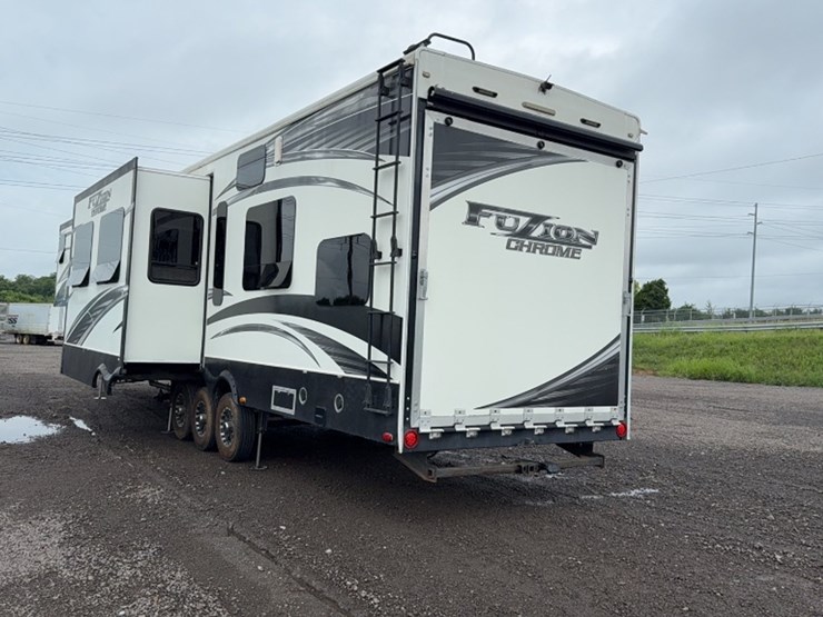 #3001-•-2014-fabrique-41'-5th-wheel-toy-hauler-image-12