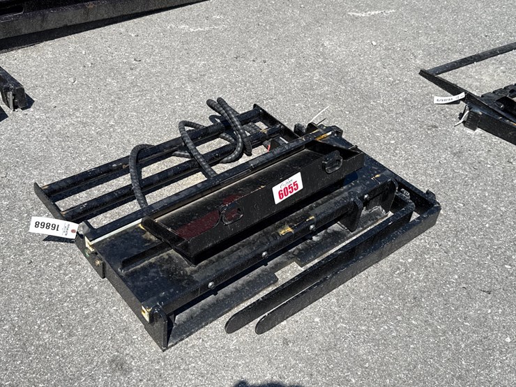 #6055-•-30"-dingo-hyd-sliding-pallet-forks-image-1