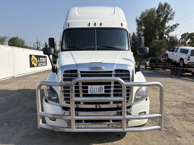 2016-freightliner-cascadia-t/a-sleeper-truck-image-8