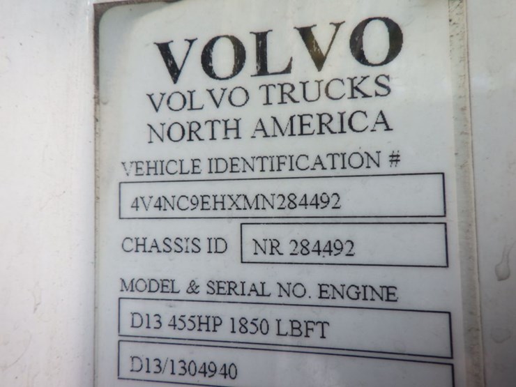 2021-volvo-vnl860-image-23
