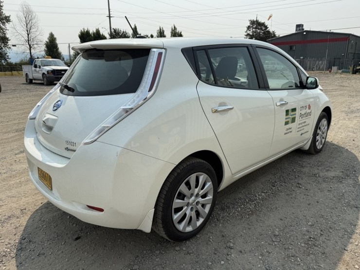 2015-nissan-leaf-electric-sedan-image-4