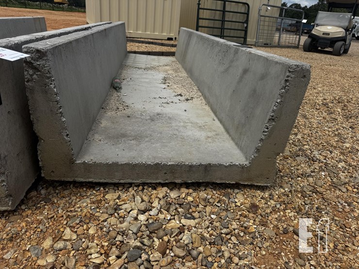 concrete-bunk-feeder-3'-x-10'-7486-image-2