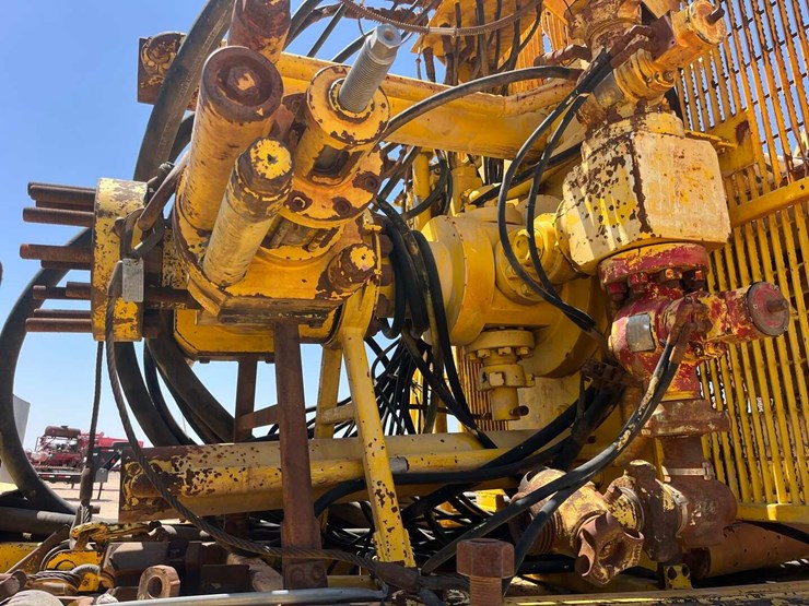 2007-utility-3-axle-image-9
