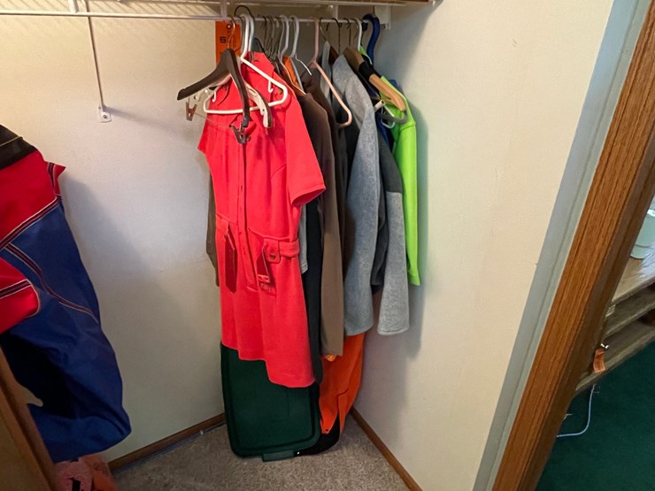 #7306-•-hanging-clothing-image-2