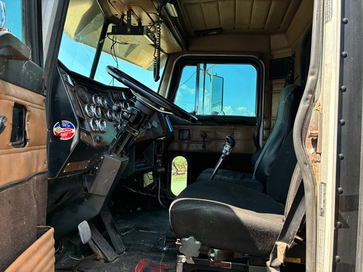 1988-peterbilt-379-image-7