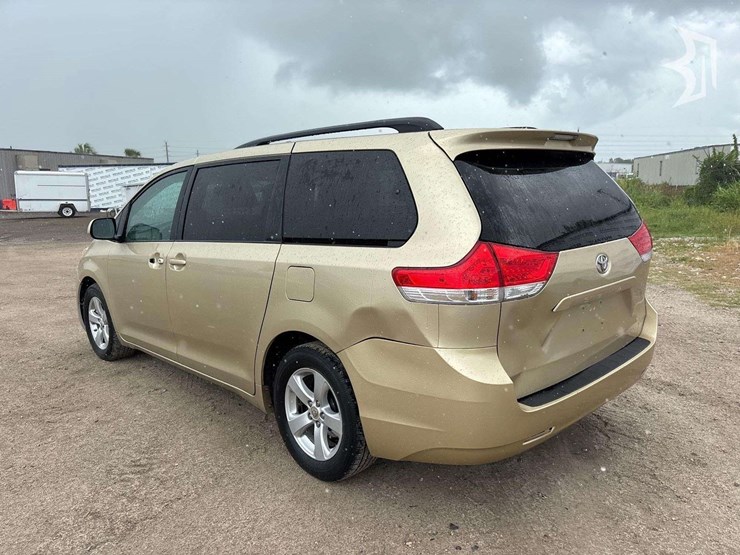 2011-toyota-sienna-image-4