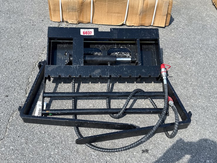 #6037-•-30"-dingo-hyd-sliding-pallet-forks-image-1