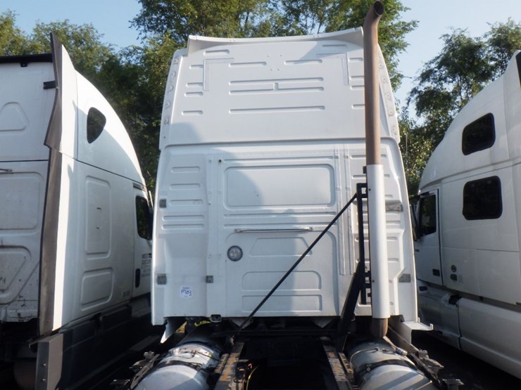2021-volvo-vnl860-image-14