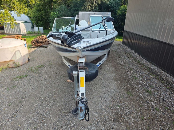 1990-crestliner-phantom-18’-boat-with-120hp-2-stroke-johnson-outboard-motor-and-15hp-johnson-kicker-image-3