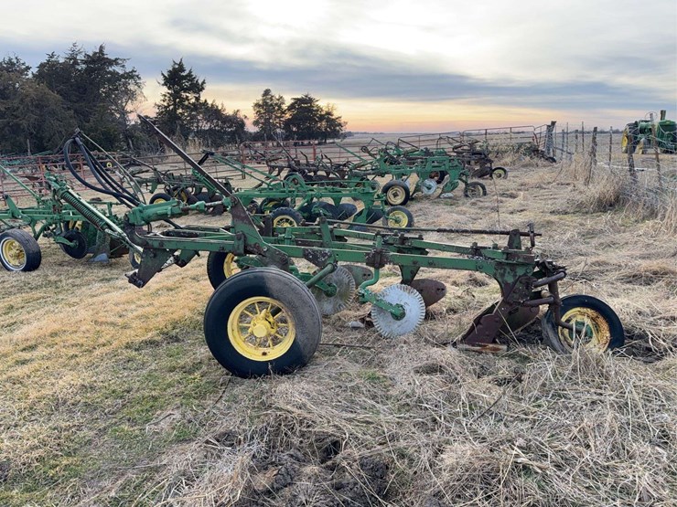 john-deere-pull-type-three-bottom-plow-image-5