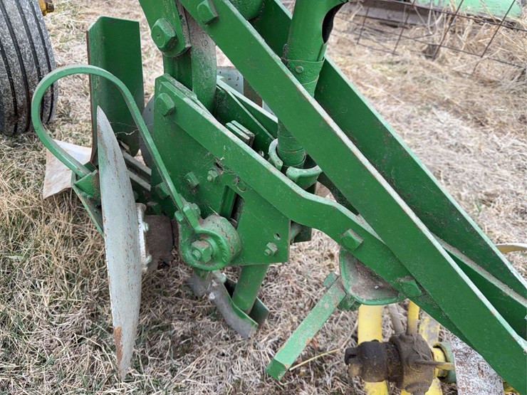 john-deere-two-row-pull-type-planter-image-19