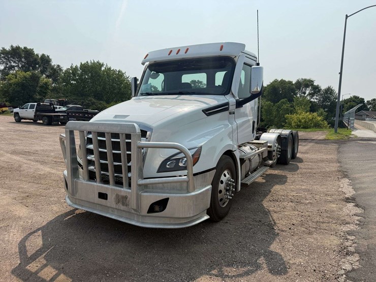 2024-freightliner-semi,-cummins-x15-engine,-420,478-miles,-10-speed,-full-locking-rear-ends,-tri-axl-image-2