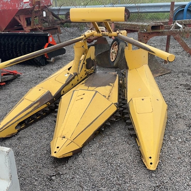 NEW HOLLAND 824