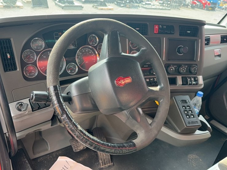 2016-kenworth-t880-image-17