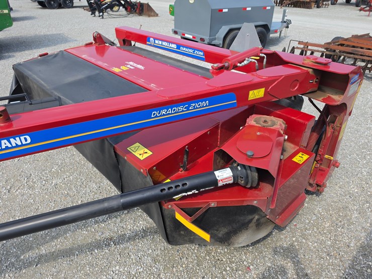 new-holland-210m-image-9