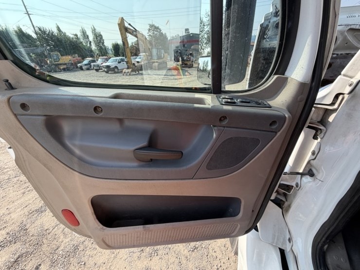 2016-freightliner-cascadia-t/a-sleeper-truck-image-24