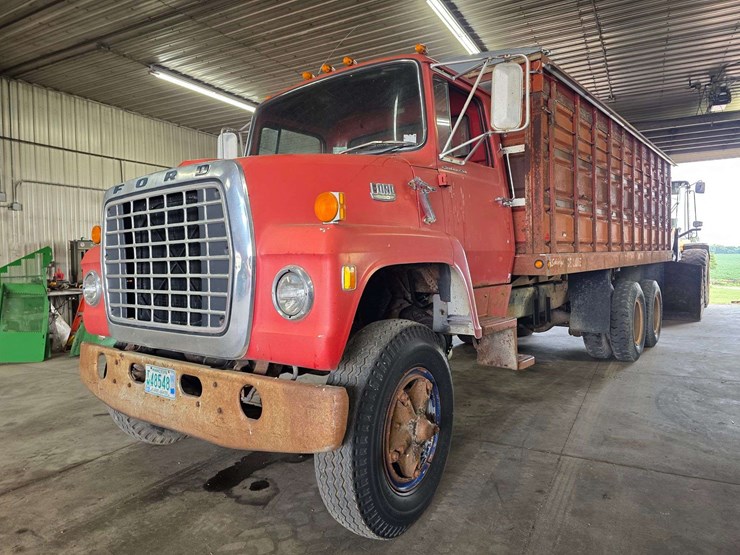1974-ford-800-image-1