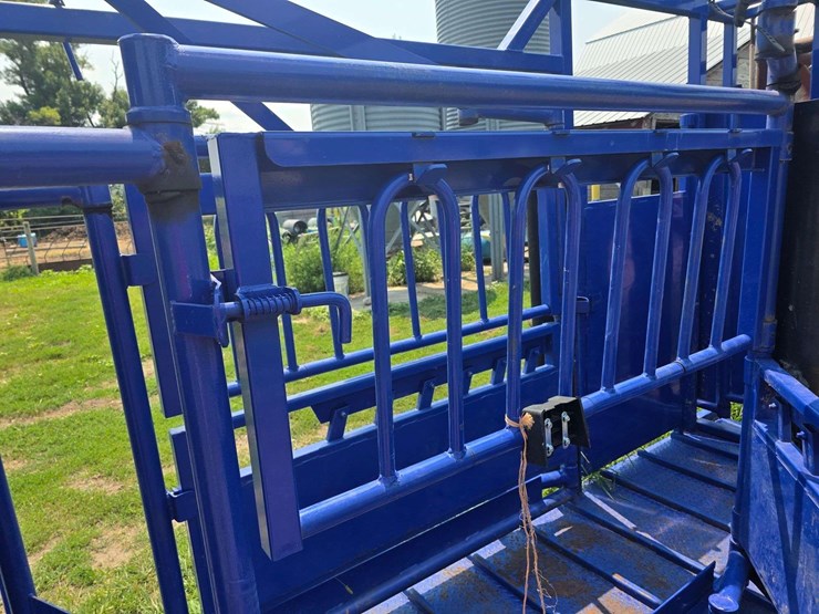 spanier-welding-deluxe-cattle-chute.-per-seller:-this-chute-is-approximately-5-years-old-and-is-in-g-image-29
