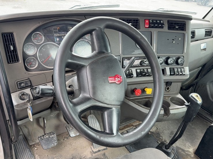 2015-kenworth-t880-image-17