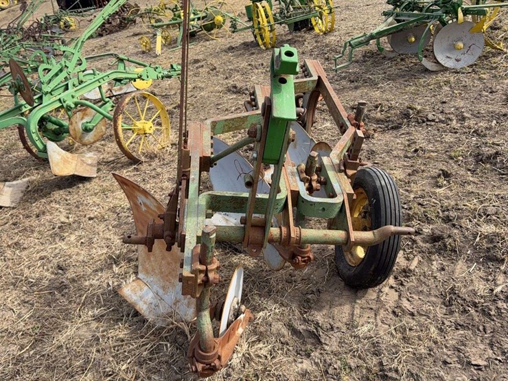 john-deere-three-point-three-bottom-plow-image-8