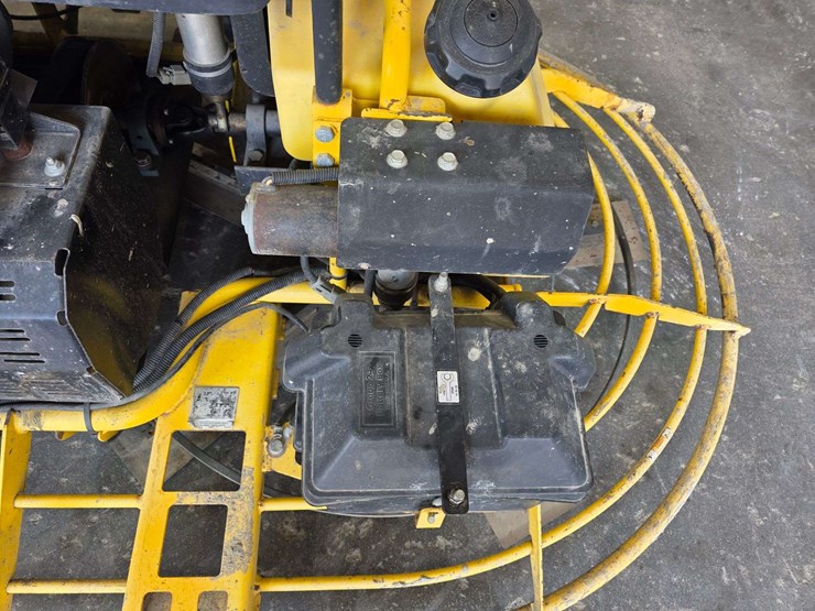 2006-wacker-crt48-ride-on-trowel,-48”,-vanguard/daihtsu-dm950g-gas-engine,-452.9-hours,-comes-with-t-image-22