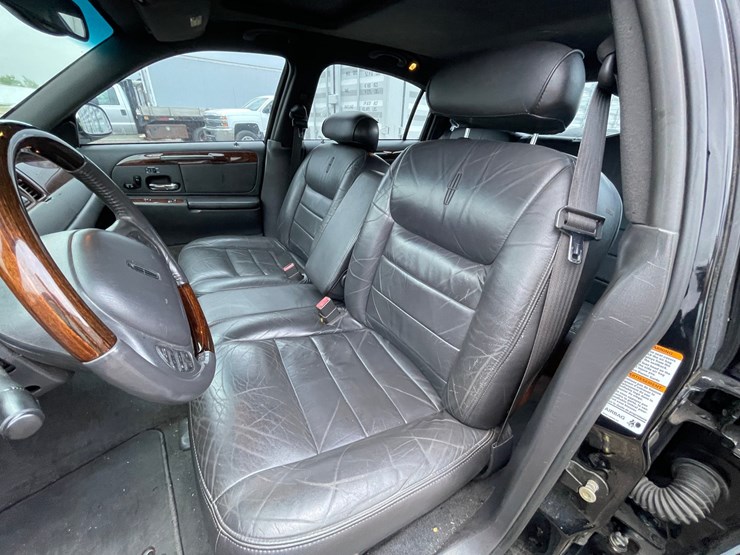 #2955-•-2001-lincoln-town-car-signature-collection-sedan-(has-wi-title)-image-48