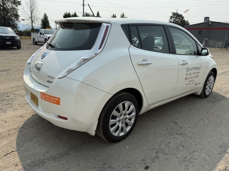2015-nissan-leaf-electric-sedan-image-4