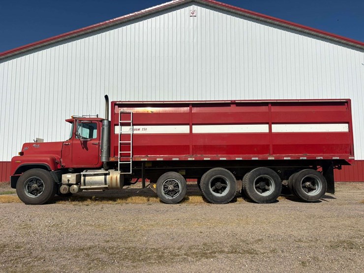 1986-mack-valueliner-image-2