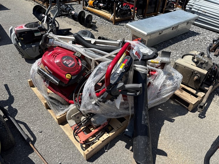 #6093-•-pallet-of-misc-tools-image-1