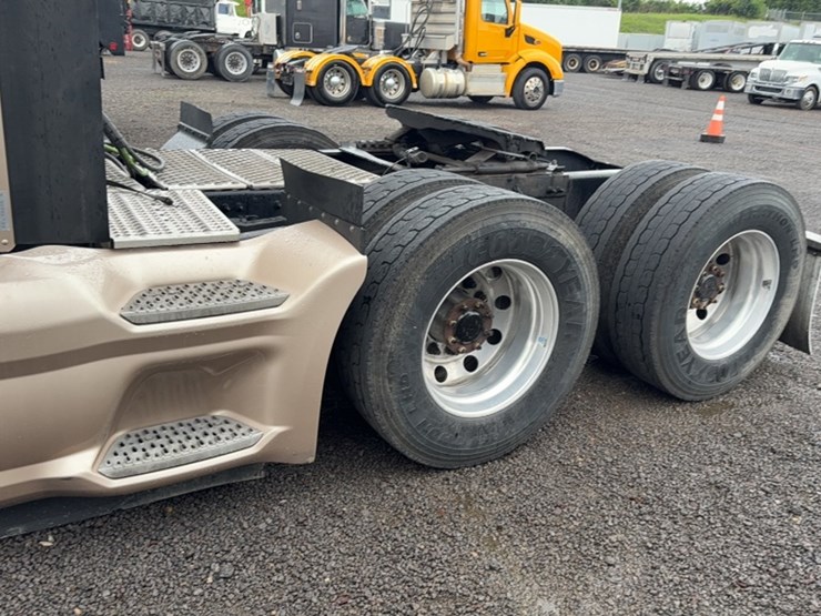 2016-peterbilt-579-image-11