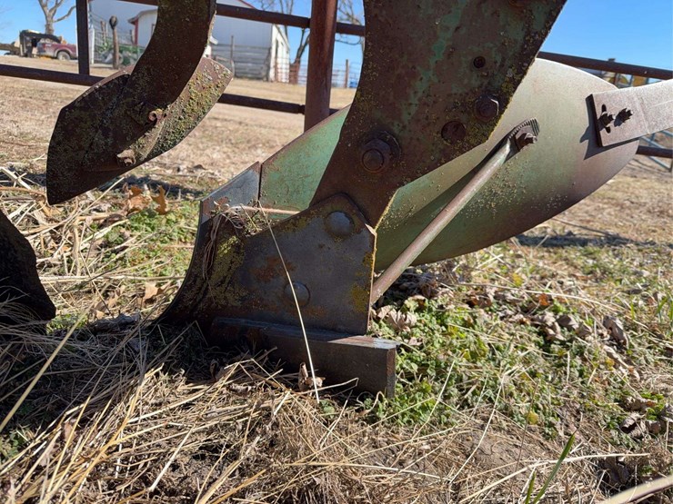 john-deere-three-point-two-bottom-plow-image-20