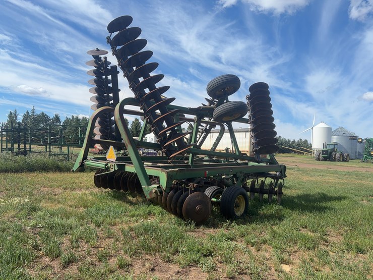 john-deere-335-image-12