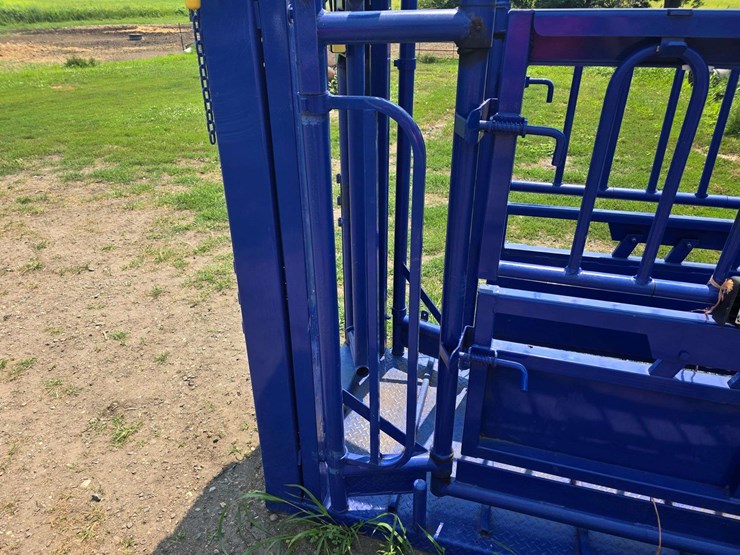 spanier-welding-deluxe-cattle-chute.-per-seller:-this-chute-is-approximately-5-years-old-and-is-in-g-image-38