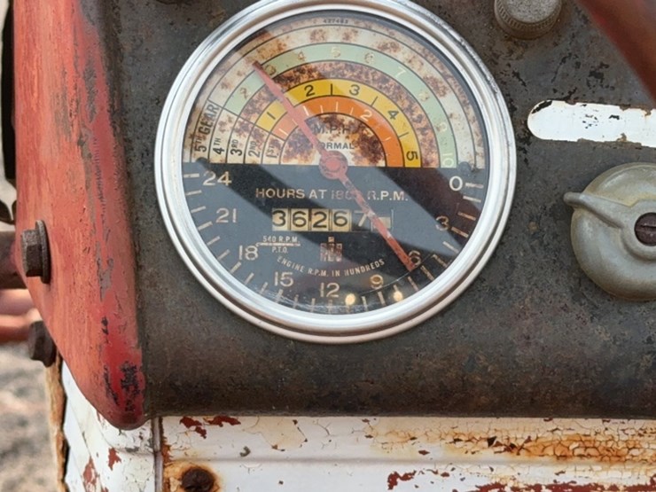 #3047-•-mccormick-farmall-560-tractor-image-17