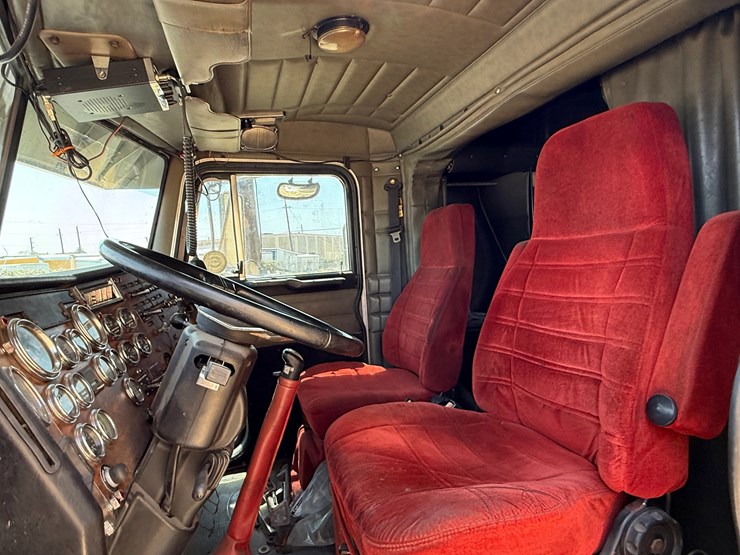 2000-peterbilt-379-image-14