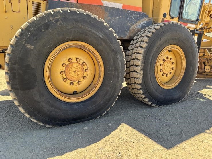 2005-caterpillar-143h-image-35