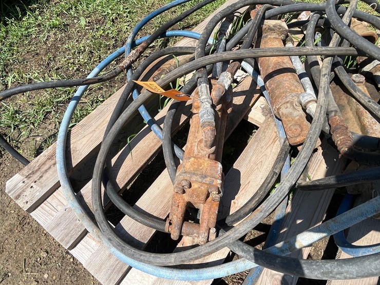 #4703-•-(3)-john-deere-cylinders-and-(1)-oliver-cylinder-image-10