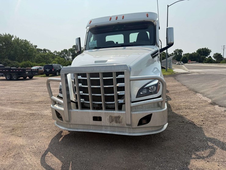 2024-freightliner-semi,-cummins-x15-engine,-420,478-miles,-10-speed,-full-locking-rear-ends,-tri-axl-image-4
