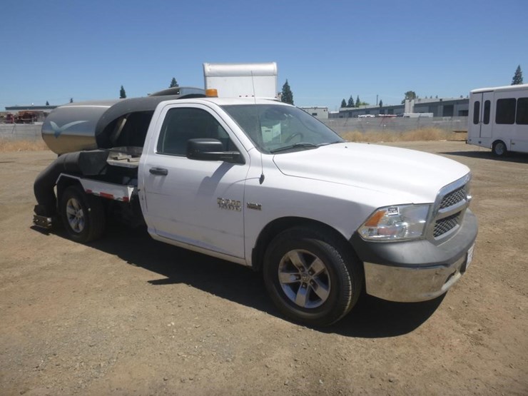 2016-dodge-1500-image-2