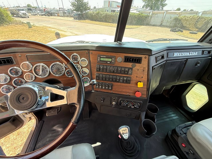 2017-western-star-4900fa-image-15