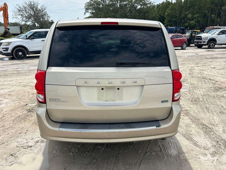 2013-dodge-grand-caravan-image-26