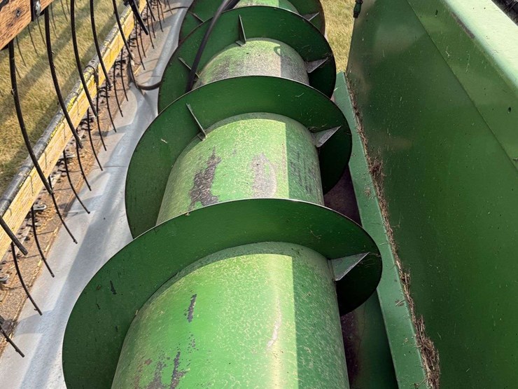 john-deere-220-image-8